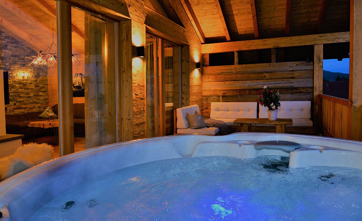 Hotel Mit Eigenem Whirlpool Auf Terrasse Bayern Hüttenurlaub in Bayern im Alm-Chalet der Königchalets